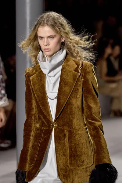 Look 100